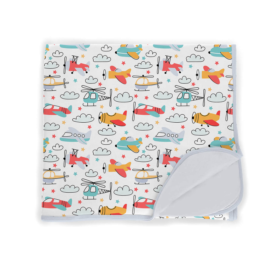 Babydecke mit Flugzeugen und Hubschraubern