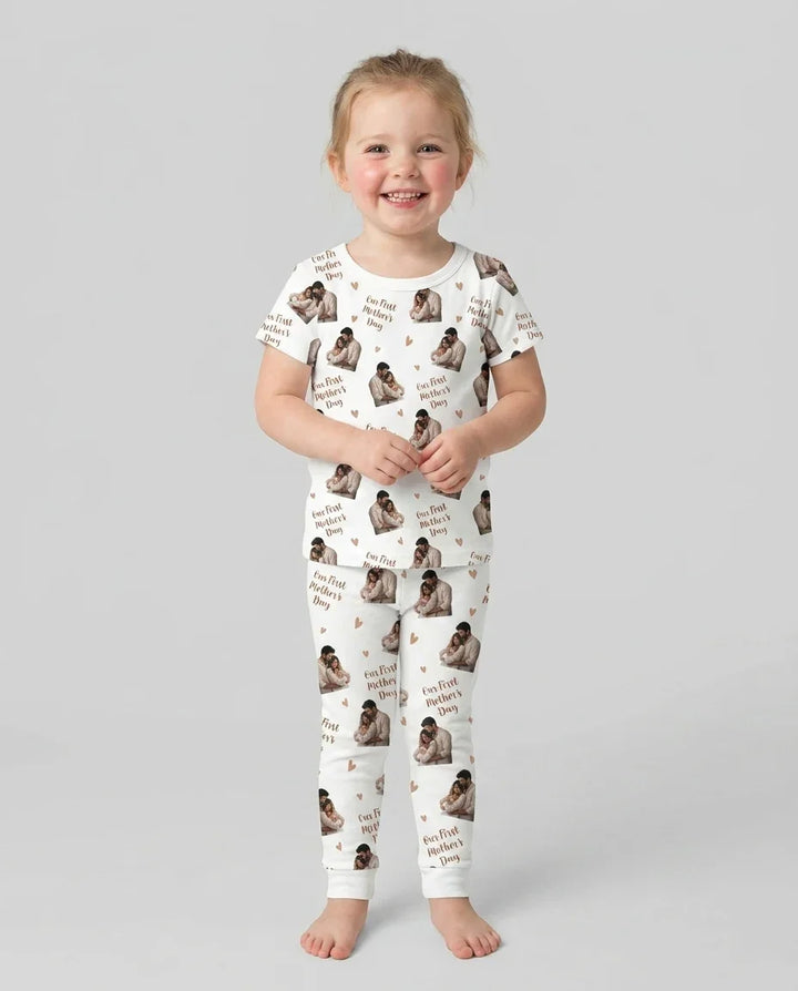 Pijama de dos piezas con foto personalizada "Our First as Parents" de bambú y manga corta