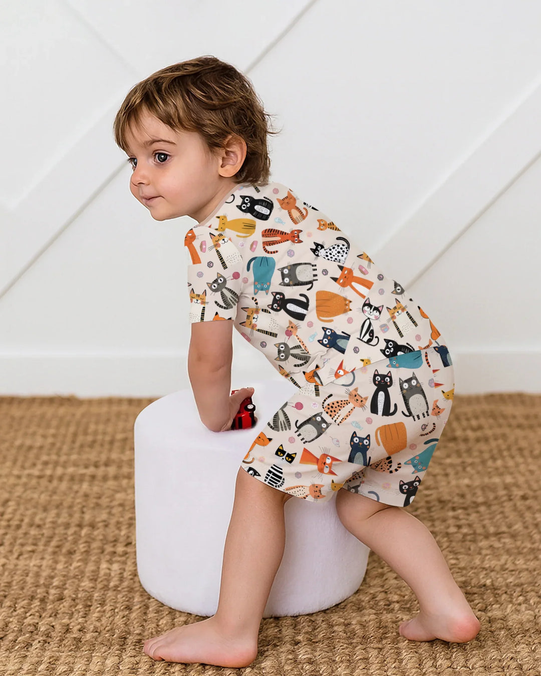 Conjunto de pijama de dos piezas de bambú a juego con la familia de gatos Goofy Mischief de manga corta y pantalón corto