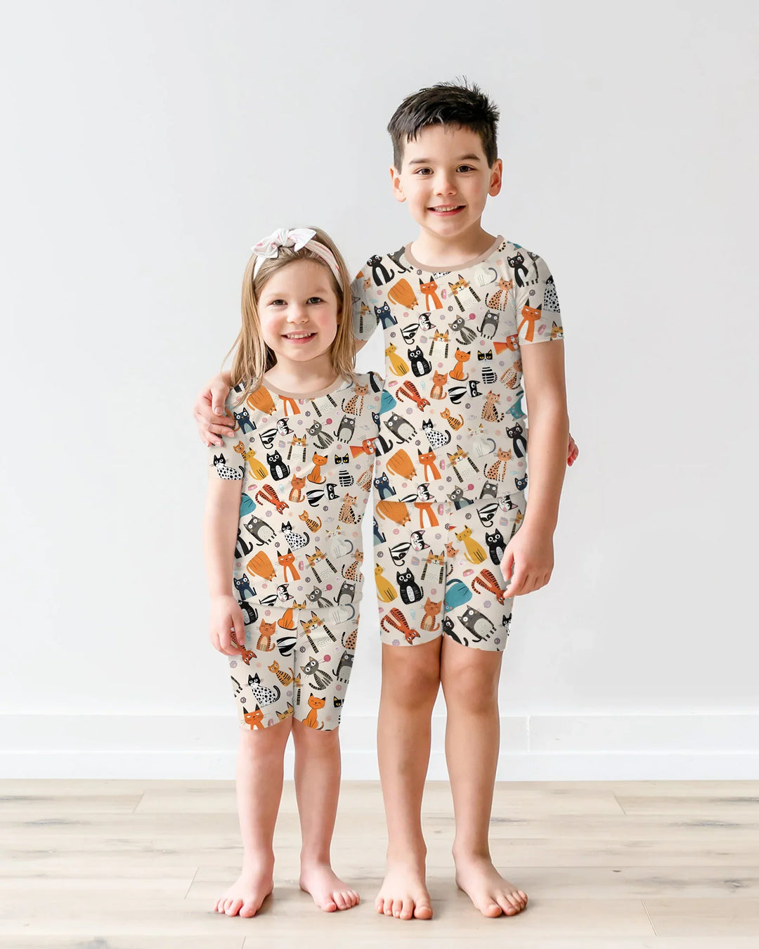 Conjunto de pijama de dos piezas de bambú a juego con la familia de gatos Goofy Mischief de manga corta y pantalón corto