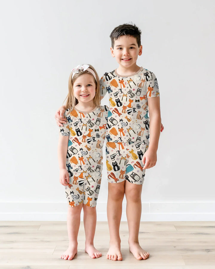 Conjunto de pijama de dos piezas de bambú a juego con la familia de gatos Goofy Mischief de manga corta y pantalón corto