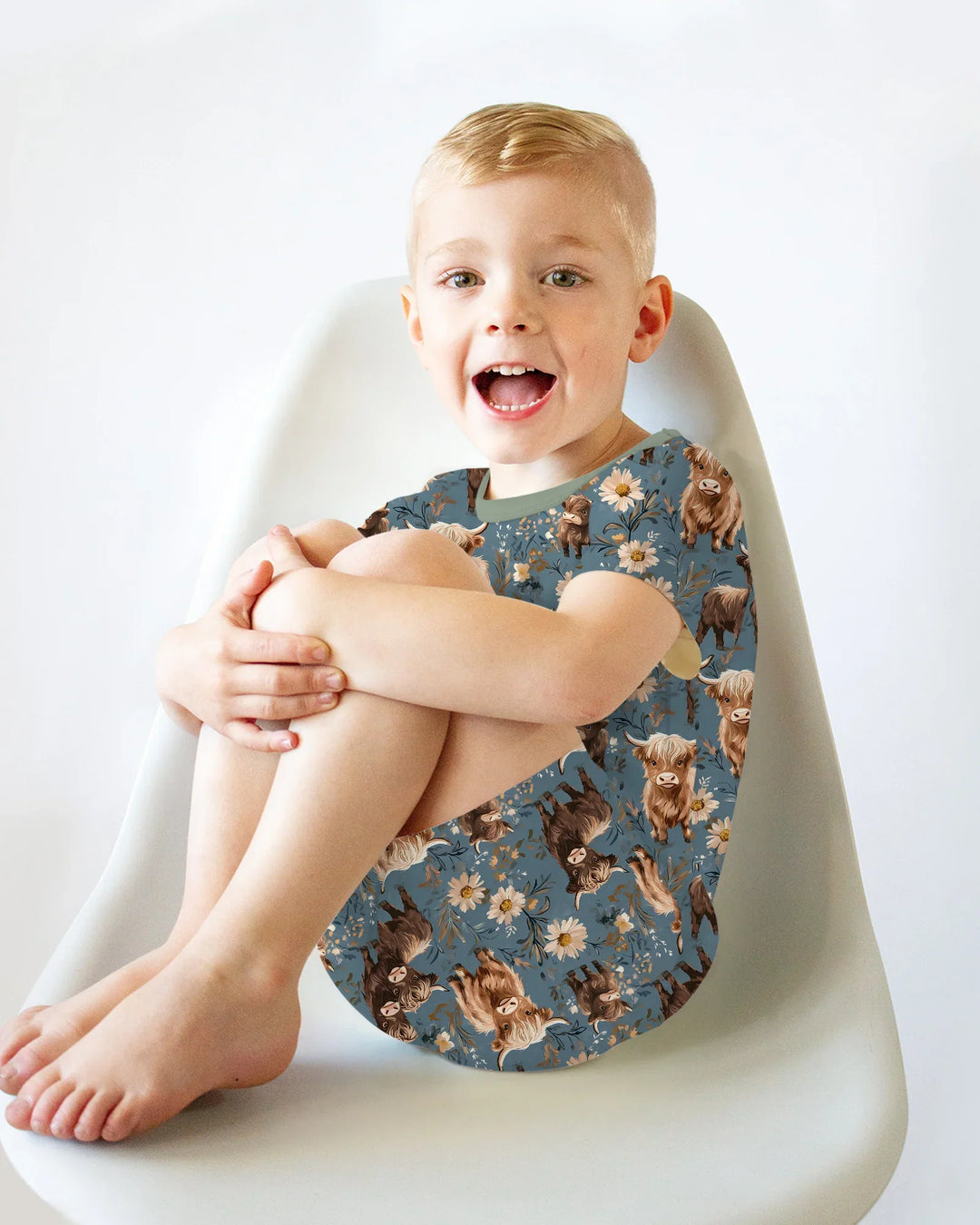 Majestuoso conjunto de pijama de dos piezas de bambú con manga corta y shorts a juego para la familia de vacas Highland