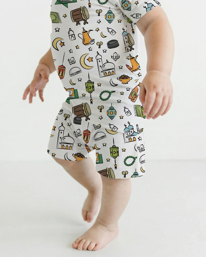 Template Zweiteiliges Pyjama-Set mit kurzen Ärmeln und Shorts