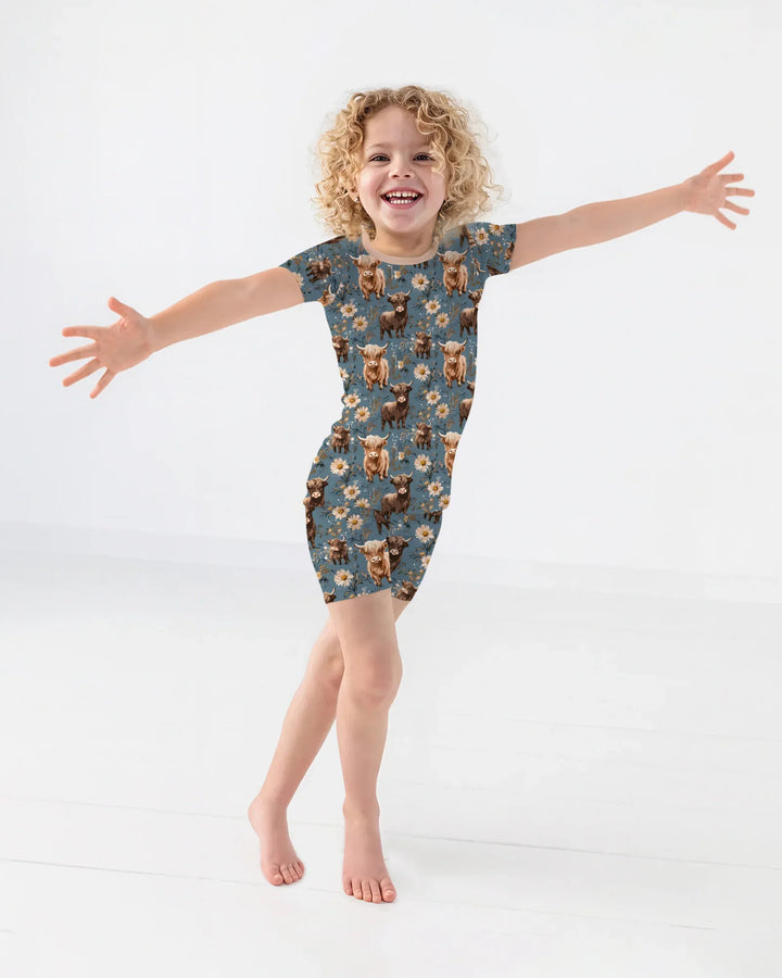 Majestuoso conjunto de pijama de dos piezas de bambú con manga corta y shorts a juego para la familia de vacas Highland