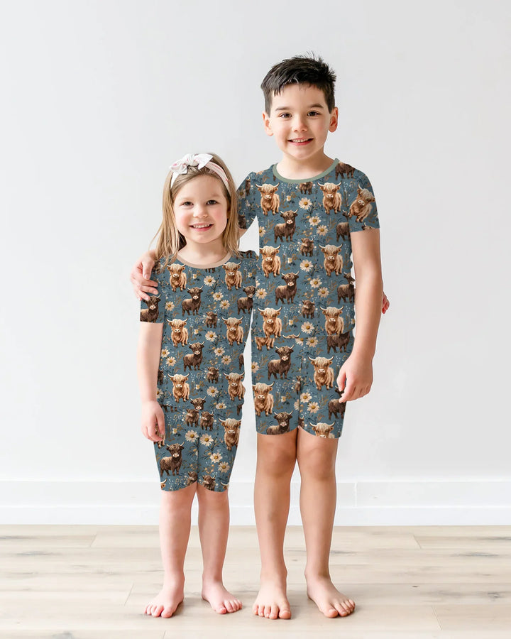 Majestuoso conjunto de pijama de dos piezas de bambú con manga corta y shorts a juego para la familia de vacas Highland