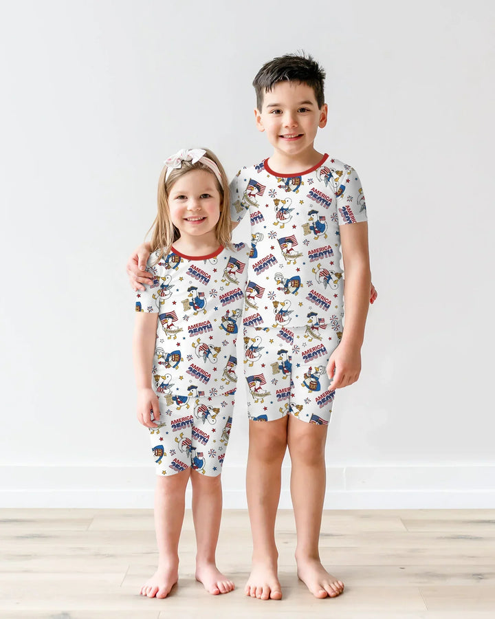 Template Zweiteiliges Pyjama-Set mit kurzen Ärmeln und Shorts