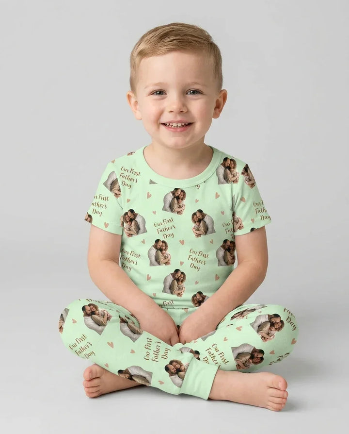 Pijama de dos piezas con foto personalizada "Our First as Parents" de bambú y manga corta