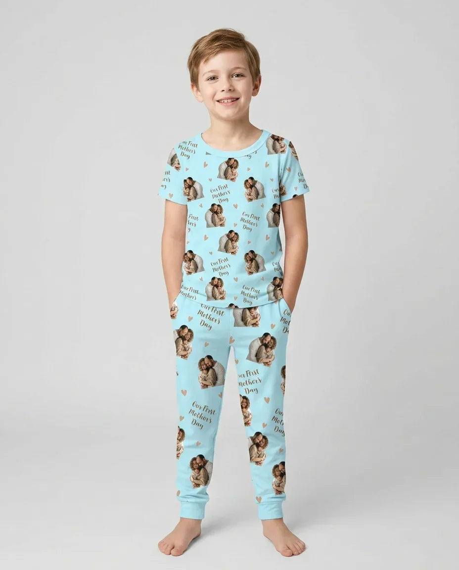Pijama de dos piezas con foto personalizada "Our First as Parents" de bambú y manga corta