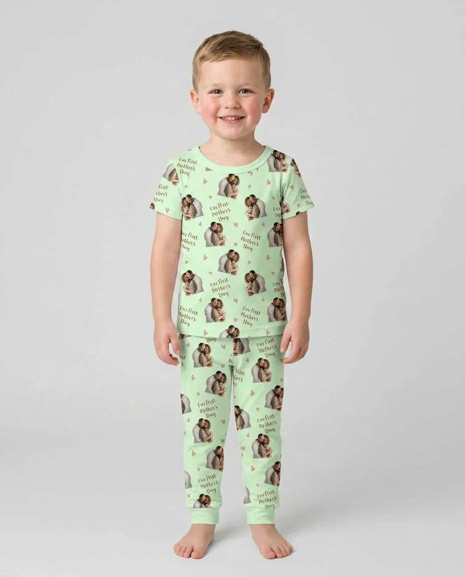 Pijama de dos piezas con foto personalizada "Our First as Parents" de bambú y manga corta