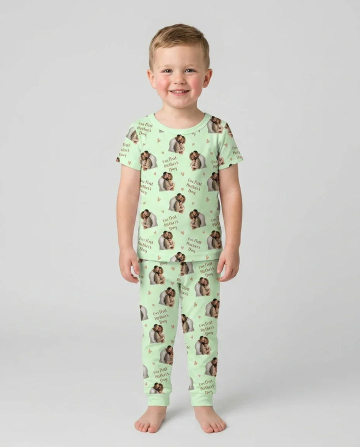 Pijama de dos piezas con foto personalizada "Our First as Parents" de bambú y manga corta