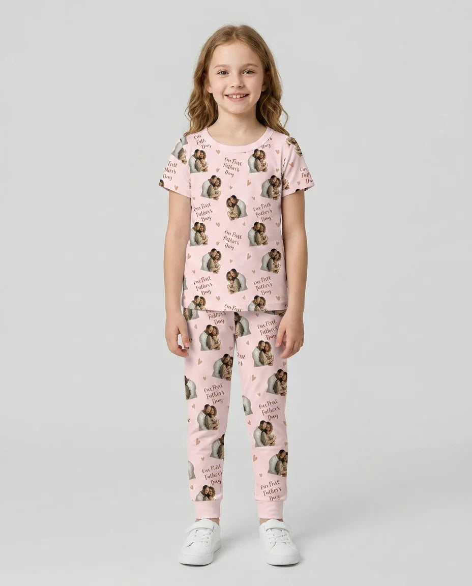 Pijama de dos piezas con foto personalizada "Our First as Parents" de bambú y manga corta