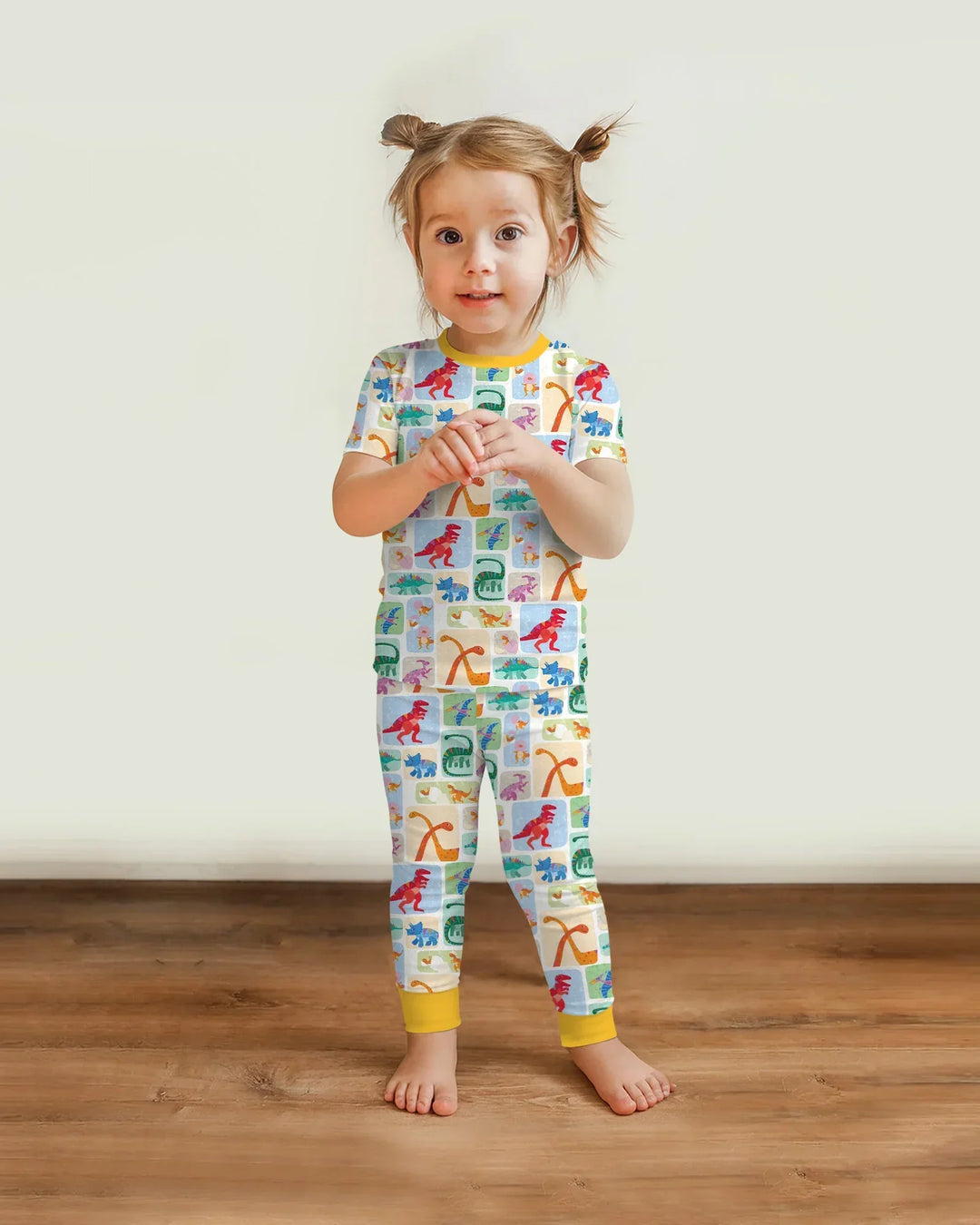 Conjunto de pijama de dos piezas de bambú de manga corta a juego familiar de Dino Arcoíris
