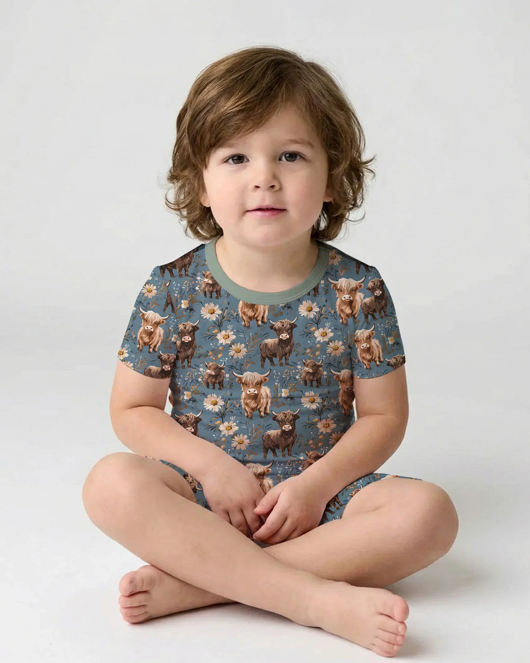 Majestuoso conjunto de pijama de dos piezas de bambú con manga corta y shorts a juego para la familia de vacas Highland