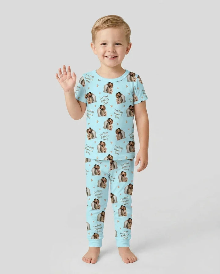 Pijama de dos piezas con foto personalizada "Our First as Parents" de bambú y manga corta