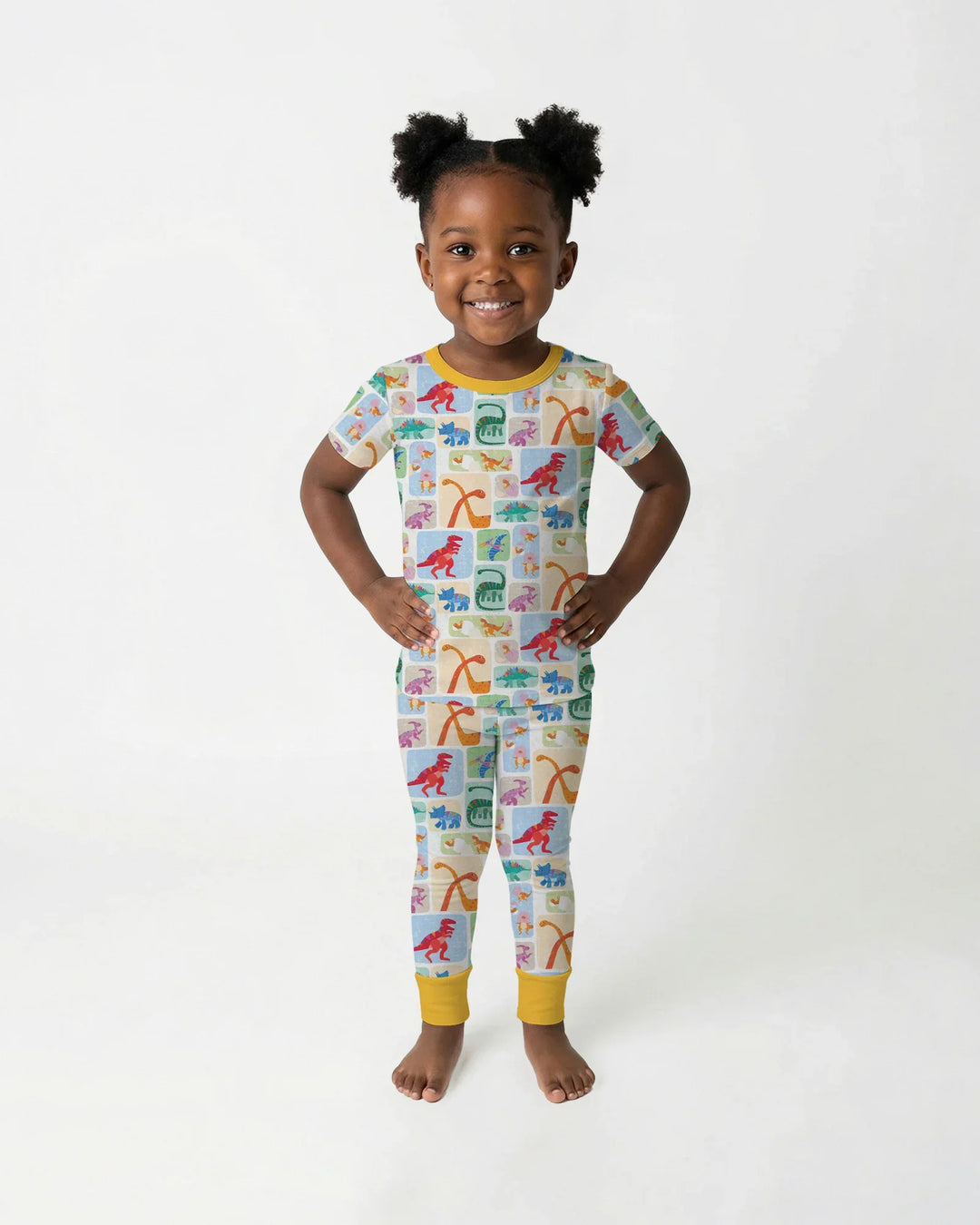 Conjunto de pijama de dos piezas de bambú de manga corta a juego familiar de Dino Arcoíris