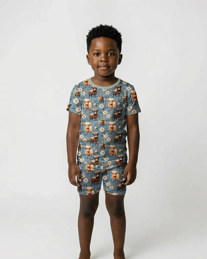 Majestuoso conjunto de pijama de dos piezas de bambú con manga corta y shorts a juego para la familia de vacas Highland