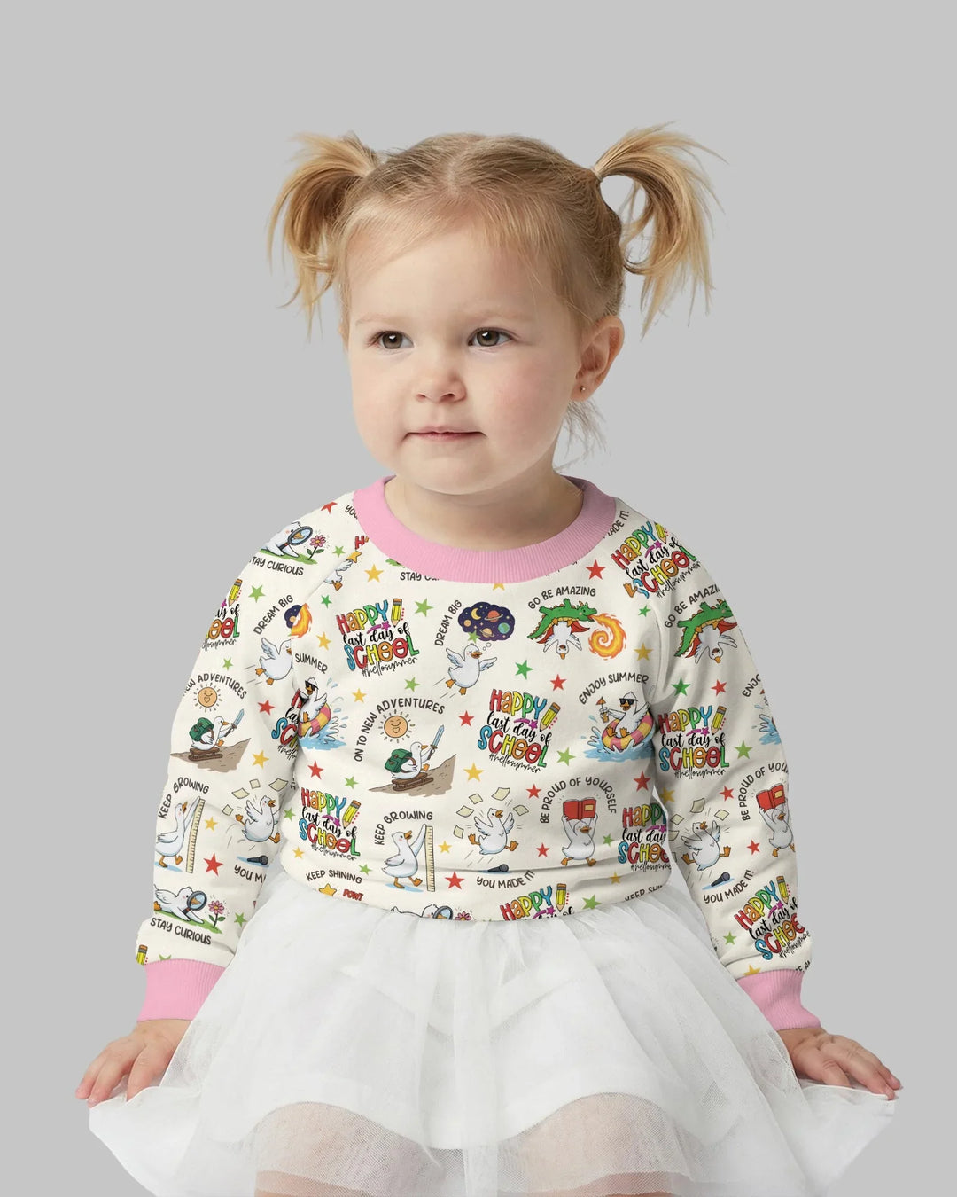 Sudadera de bambú con cuello redondo y el texto "Silly Goose Happy Last Day of School"