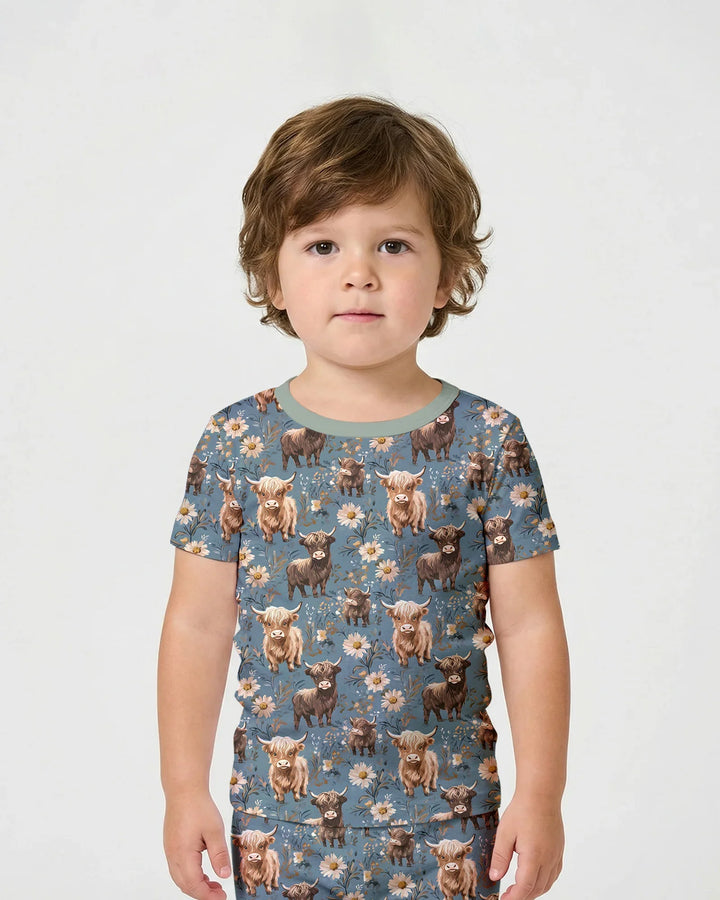 Majestuoso conjunto de pijama de dos piezas de bambú con manga corta y shorts a juego para la familia de vacas Highland