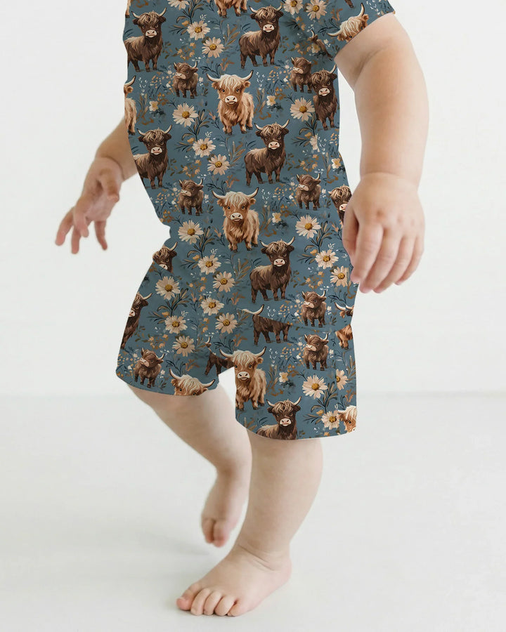 Majestuoso conjunto de pijama de dos piezas de bambú con manga corta y shorts a juego para la familia de vacas Highland