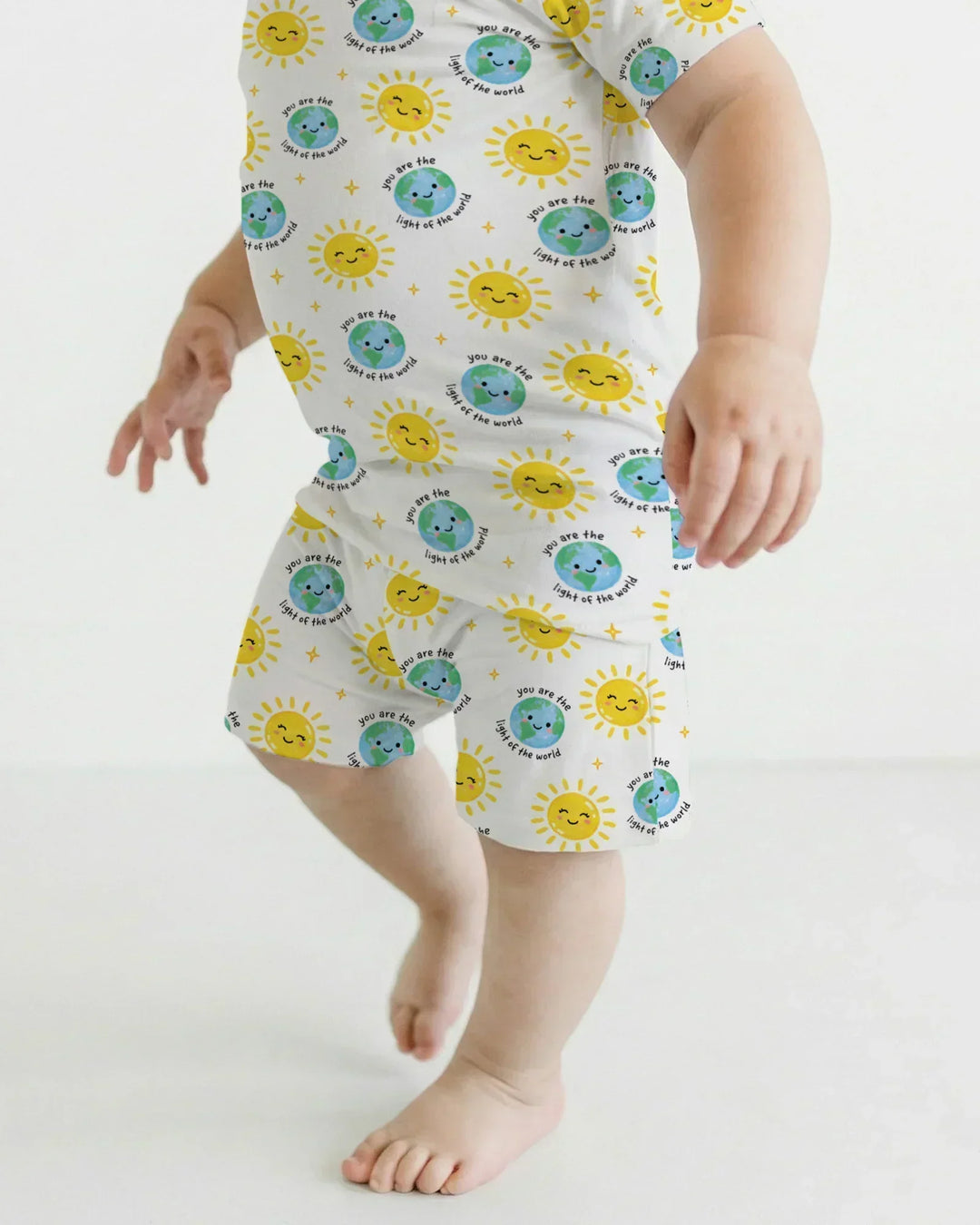 Mateo 5:14 Pijama de dos piezas de manga corta con pantalón corto y estampado "Luz del Mundo"