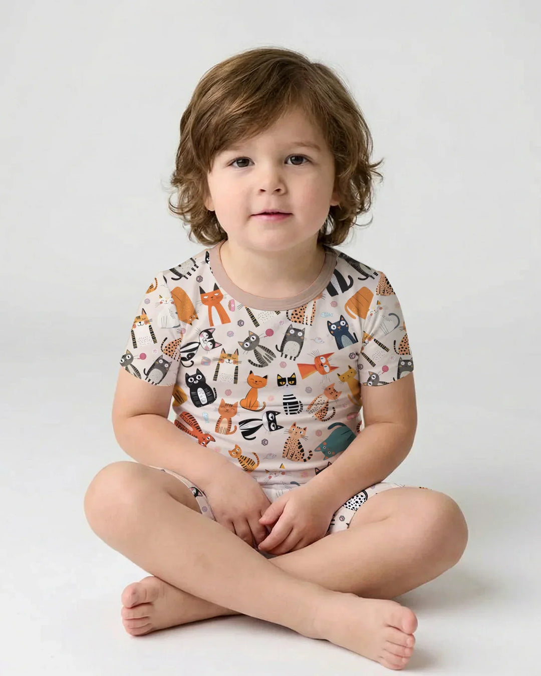 Conjunto de pijama de dos piezas de bambú a juego con la familia de gatos Goofy Mischief de manga corta y pantalón corto