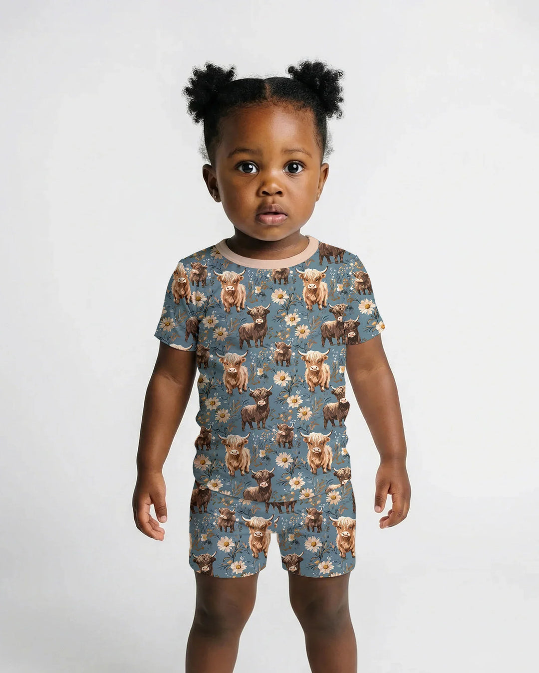 Majestuoso conjunto de pijama de dos piezas de bambú con manga corta y shorts a juego para la familia de vacas Highland