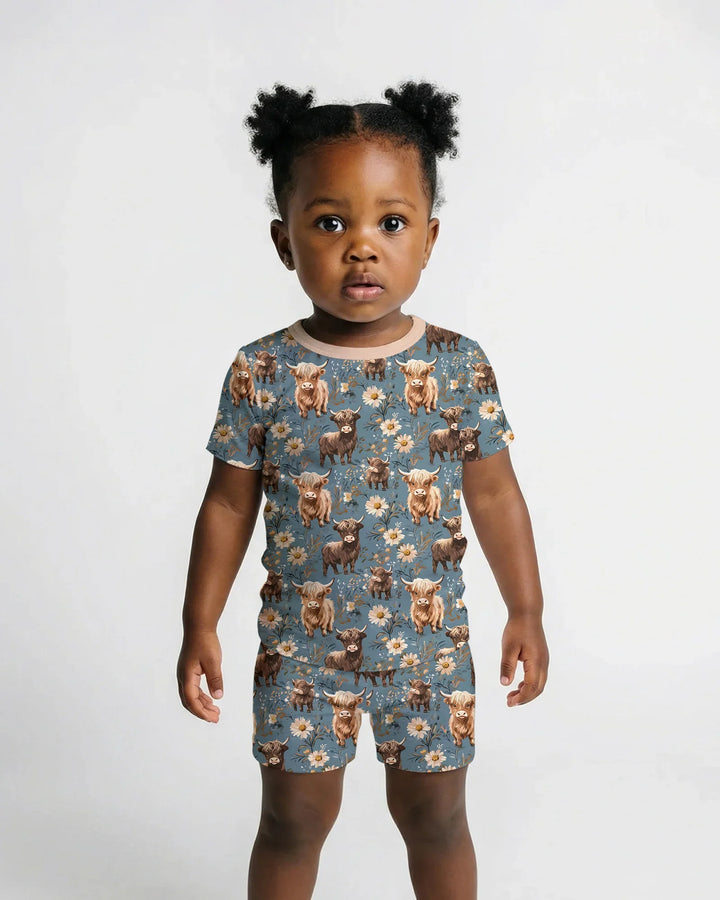 Majestuoso conjunto de pijama de dos piezas de bambú con manga corta y shorts a juego para la familia de vacas Highland