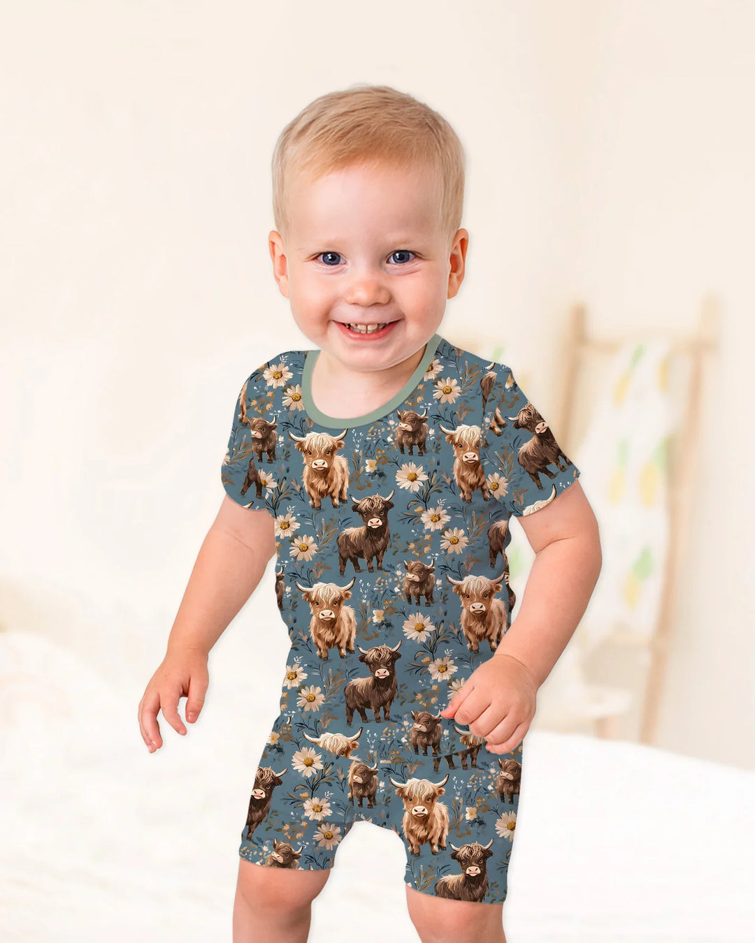 Majestuoso conjunto de pijama de dos piezas de bambú con manga corta y shorts a juego para la familia de vacas Highland