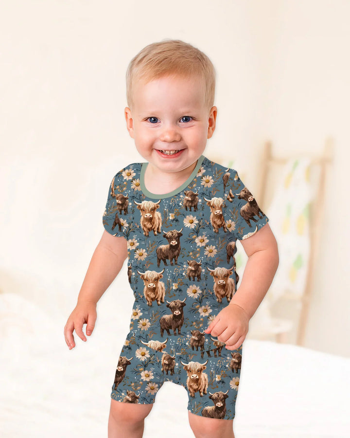 Majestuoso conjunto de pijama de dos piezas de bambú con manga corta y shorts a juego para la familia de vacas Highland