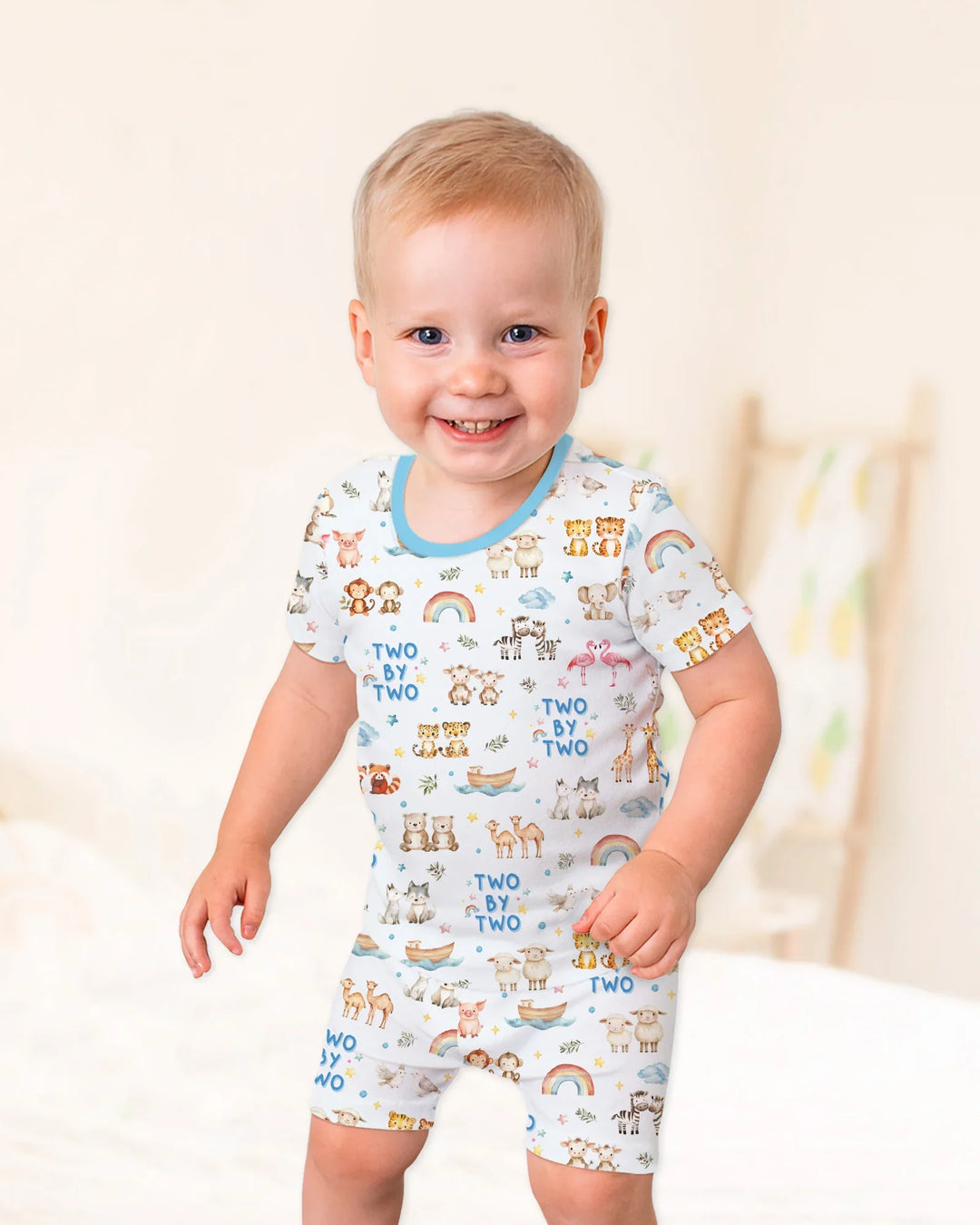 Template Zweiteiliges Pyjama-Set mit kurzen Ärmeln und Shorts