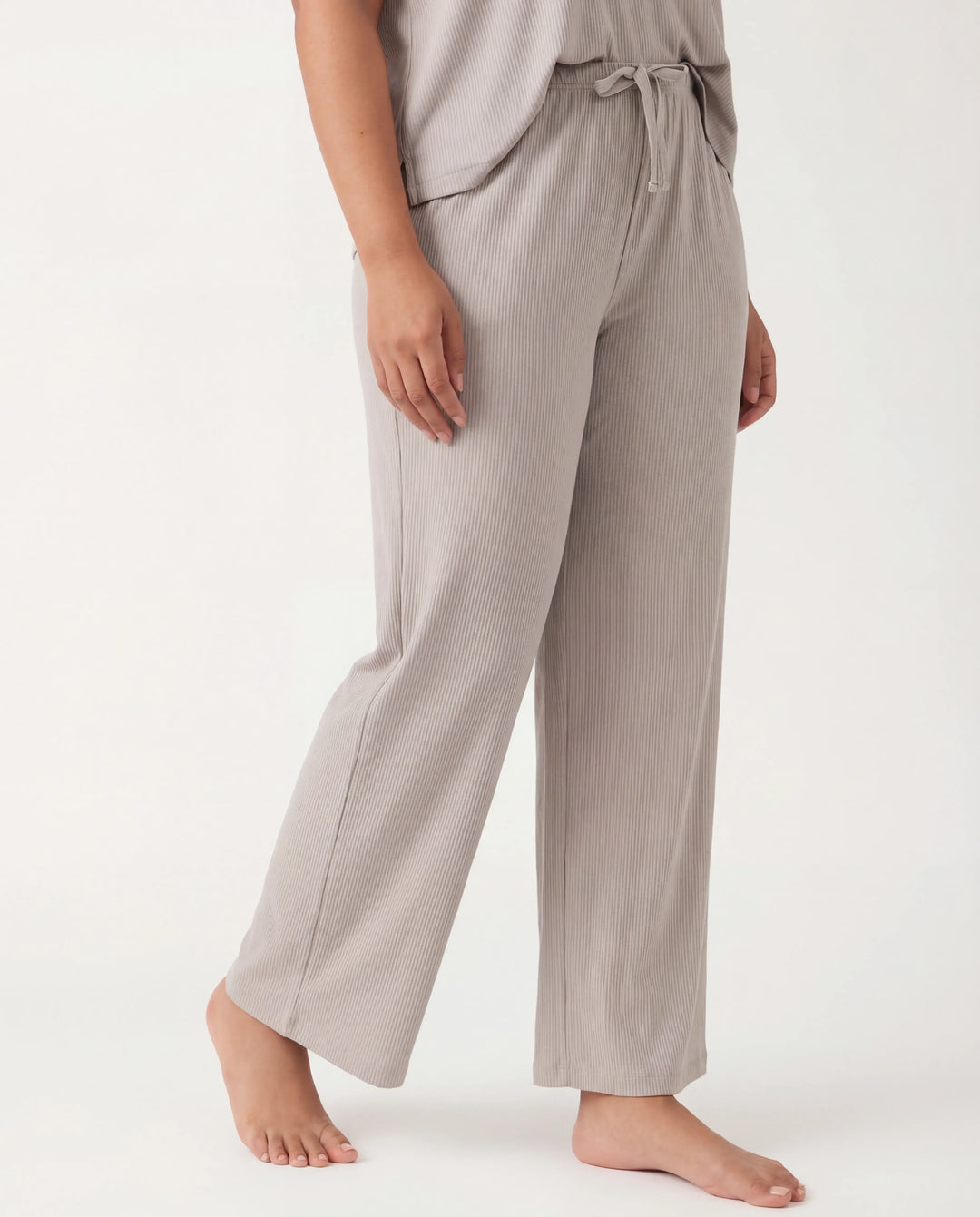 Taubengraue Bambus-Ripphose mit weitem Bein