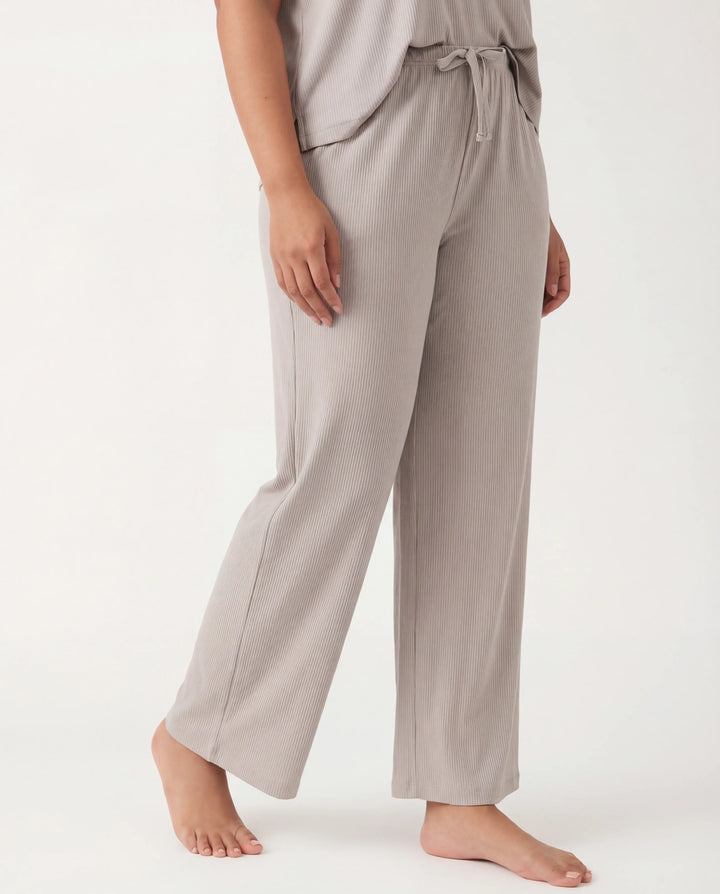 Taubengraue Bambus-Ripphose mit weitem Bein