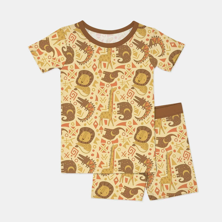 Conjunto de pijama de dos piezas de manga corta y pantalones cortos con diseño de animales africanos y bambú