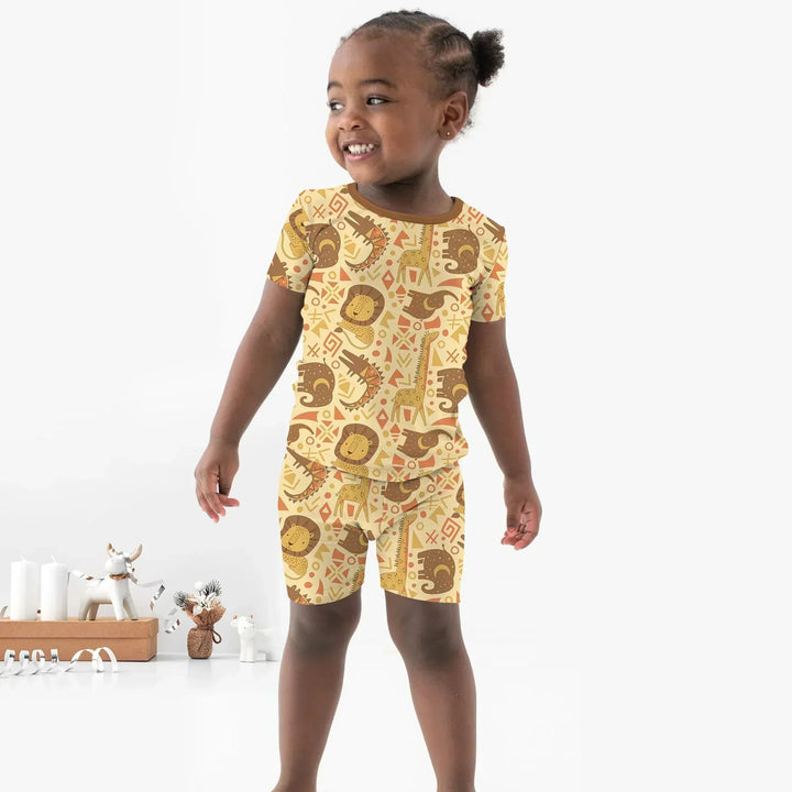 Conjunto de pijama de dos piezas de manga corta y pantalones cortos con diseño de animales africanos y bambú