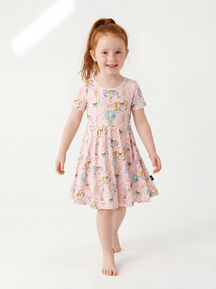 Süßes Karussell Einhorn Ballon Bambus Wirbelkleid