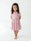 Niedliches, farbenfrohes Blumenkleid aus Bambus-Twirl
