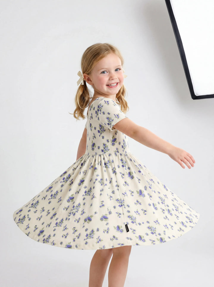 Kleines blaues Blumenwiese Bambus-Drehkleid