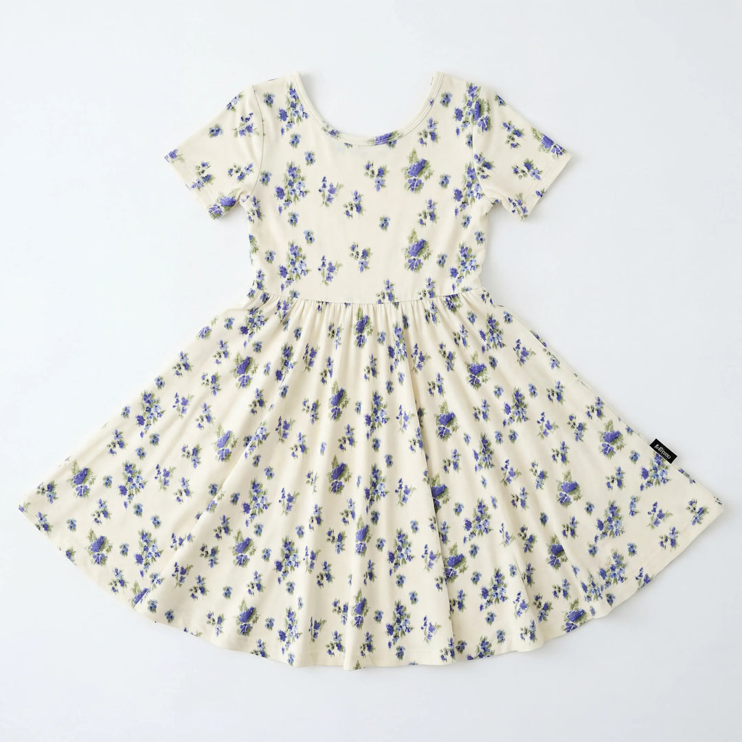 Kleines blaues Blumenwiese Bambus-Drehkleid