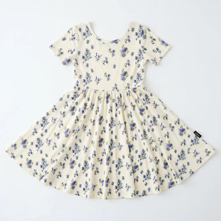 Kleines blaues Blumenwiese Bambus-Drehkleid