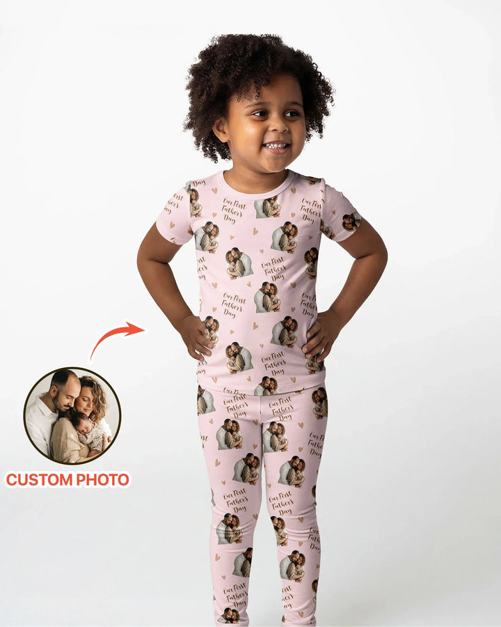 Pijama de dos piezas con foto personalizada "Our First as Parents" de bambú y manga corta