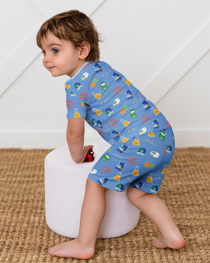 Template Zweiteiliges Pyjama-Set mit kurzen Ärmeln und Shorts