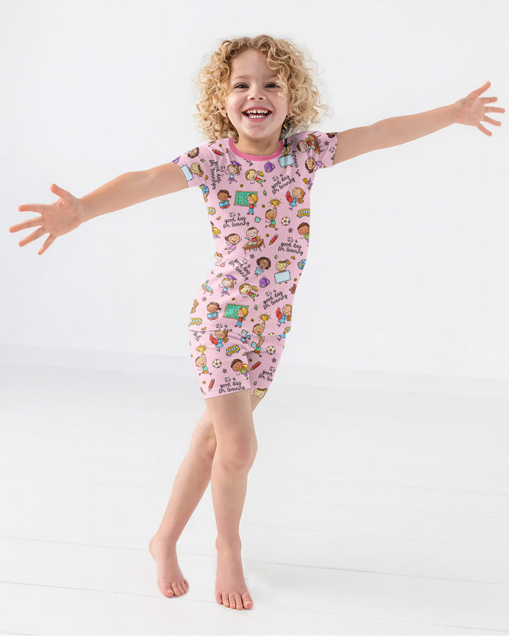 Template Zweiteiliges Pyjama-Set mit kurzen Ärmeln und Shorts