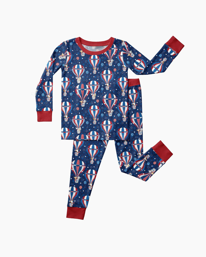 Conjunto de pijama de dos piezas de bambú con mangas largas a juego para la familia, con cachorros patrióticos en globos aerostáticos