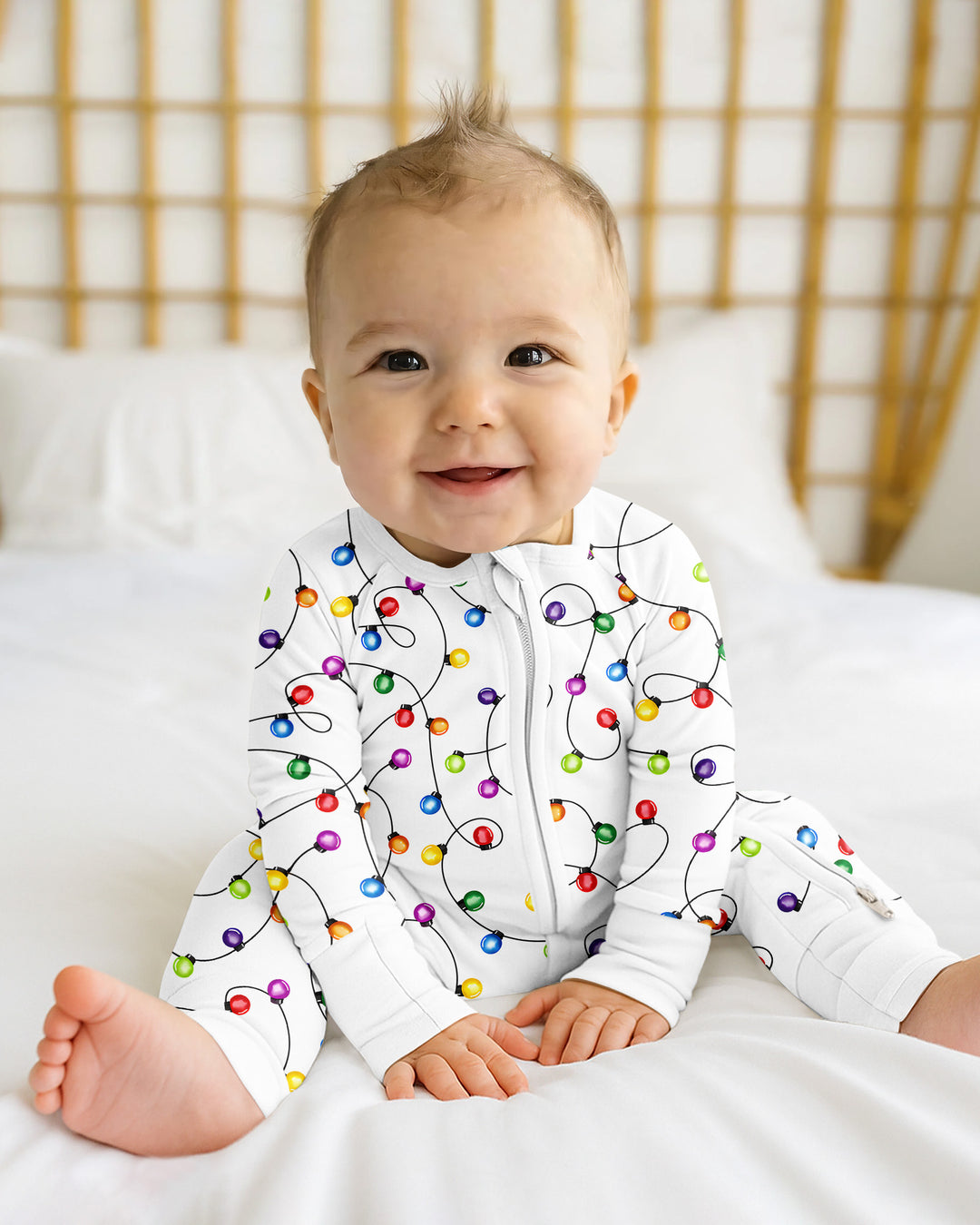 Babys erster Weihnachtslichter-Schlafanzug – Bunt &amp; Gemütlich