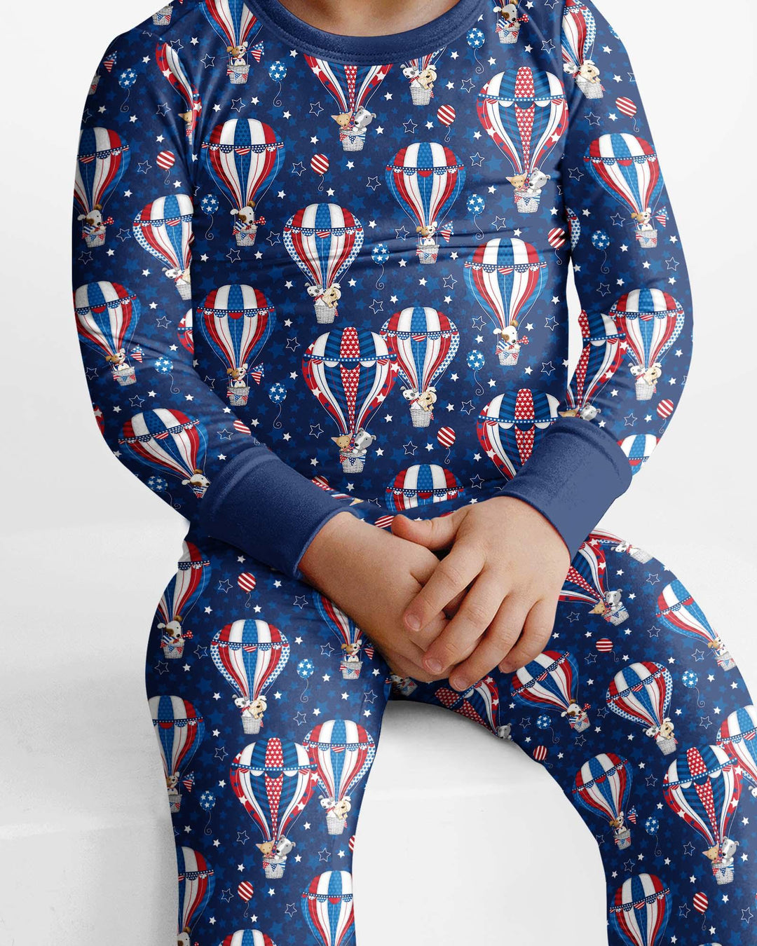 Conjunto de pijama de dos piezas de bambú con mangas largas a juego para la familia, con cachorros patrióticos en globos aerostáticos