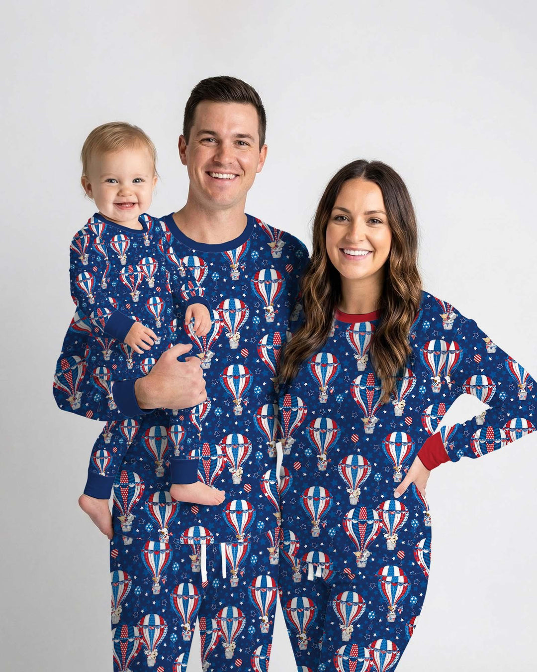 Conjunto de pijama de dos piezas de bambú con mangas largas a juego para la familia, con cachorros patrióticos en globos aerostáticos