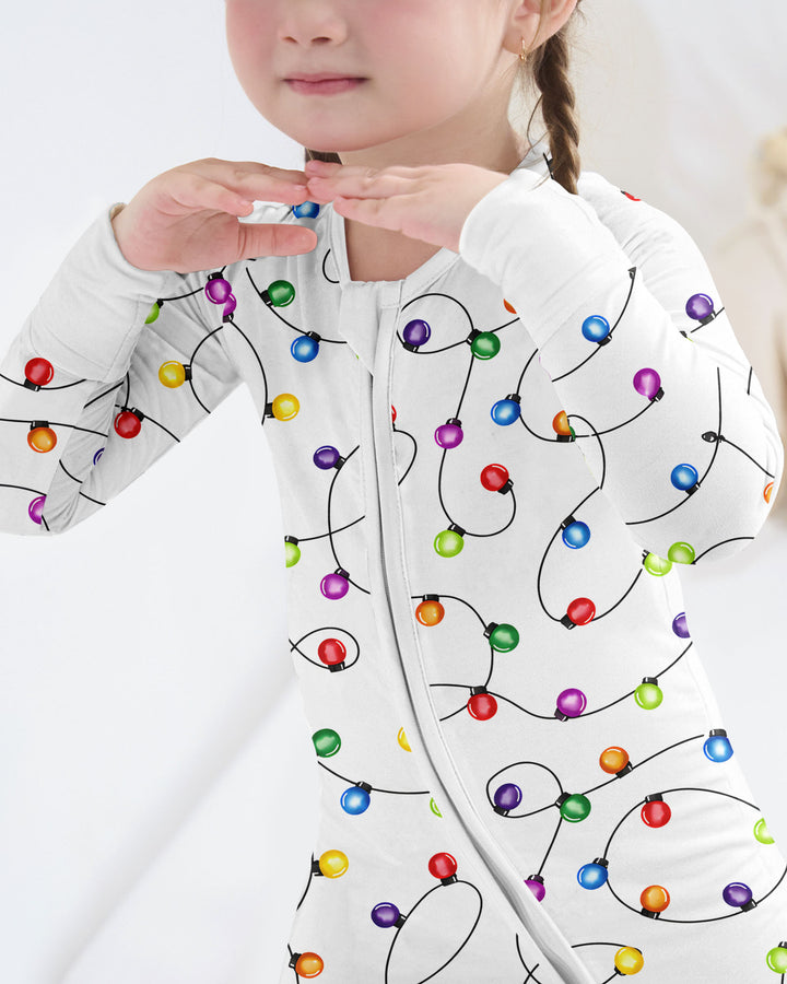 Babys erster Weihnachtslichter-Schlafanzug – Bunt &amp; Gemütlich