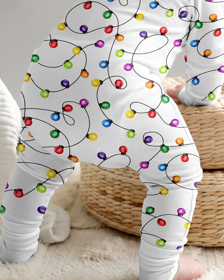 Babys erster Weihnachtslichter-Schlafanzug – Bunt &amp; Gemütlich