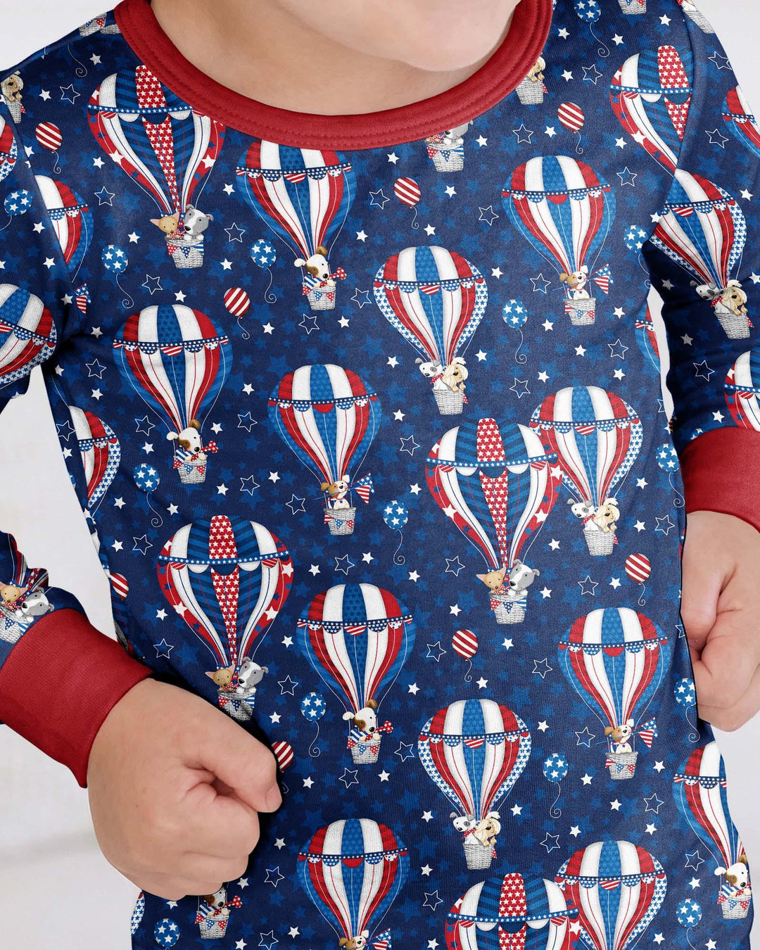 Conjunto de pijama de dos piezas de bambú con mangas largas a juego para la familia, con cachorros patrióticos en globos aerostáticos