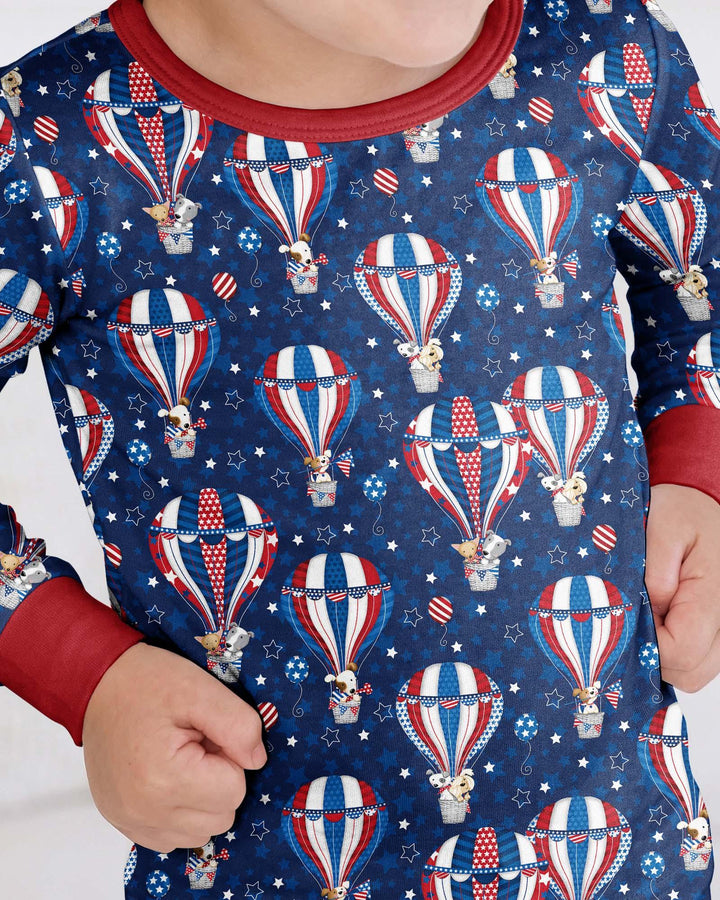 Conjunto de pijama de dos piezas de bambú con mangas largas a juego para la familia, con cachorros patrióticos en globos aerostáticos